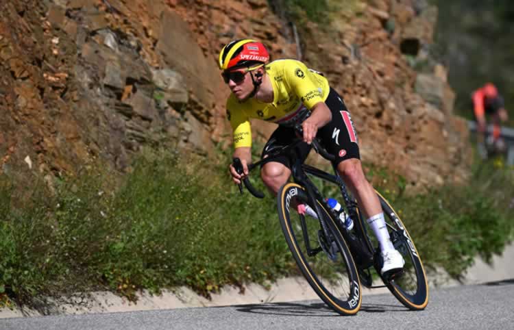 Ремко Эвенпоэль (Soudal-QuickStep) в желтой майке лидера в начале пятого этапа Volta ao Algarve