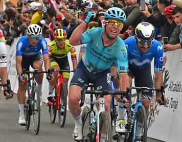 Британский велогонщик Марк Кавендиш (2-й справа) из команды Astana Qazaqstan радуется победе на четвертом этапе Тура Колумбии