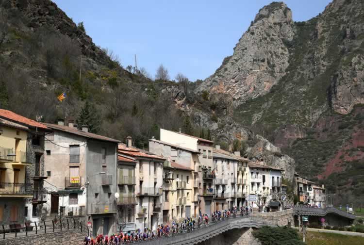 Четвертый этап "Вольты Каталонии" спускается с Пиренеев по узким улочкам