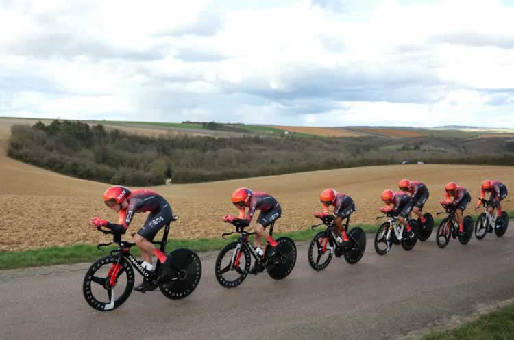 Команда Ineos Grenadiers участвует в командной гонке на время на третьем этапе Париж-Ницца 2024