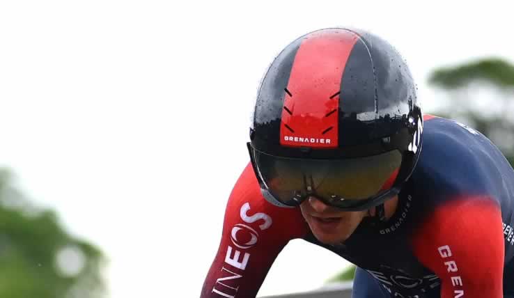Адам Йейтс был одет в шлем Kask больших размеров с дефлекторами ветра на открытии Тур де Франс 2022 в Копенгагене