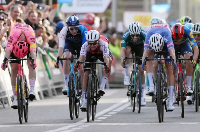 Марин ван ден Берг, Брайан Кокард и Аксель Лоранс в спринте на пятом этапе Volta a Catalunya