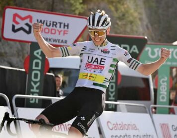 Тадей Погачар из команды UAE Emirates Team празднует победу на финише 6-го этапа, что стало его третьей победой на этапе Volta Ciclista a Catalunya 2024 на этой неделе