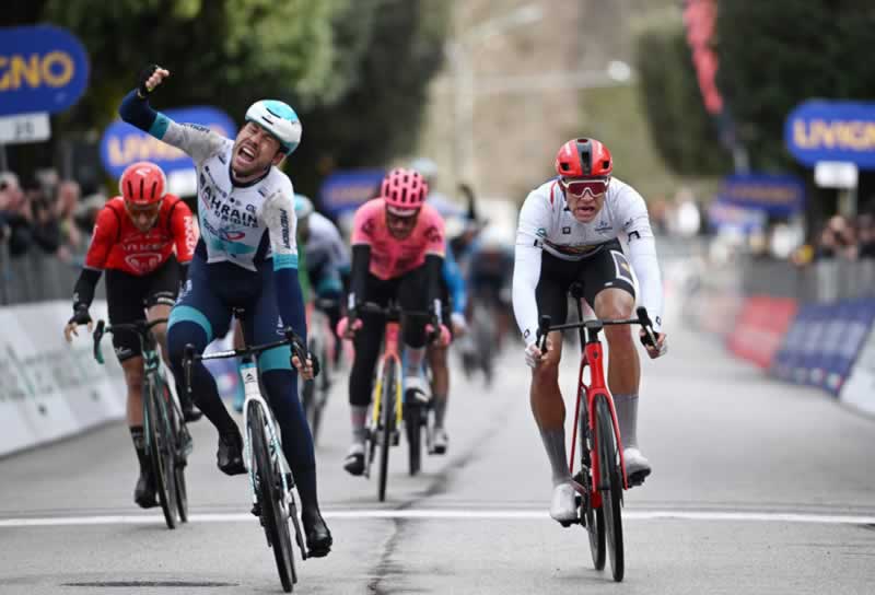 Фил Баухаус празднует победу на третьем этапе в Тиррено-Адриатико 2024