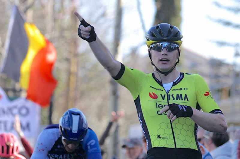 Париж-Ницца 2024: Олав Коойж из команды Visma-Lease a Bike побеждает на пятом этапе в Систероне