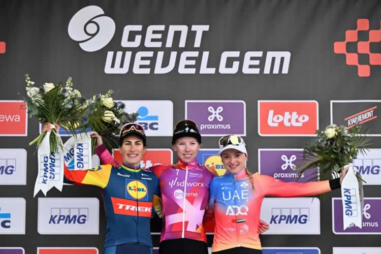 Подиум женской гонки 2024 Gent-Wevelgem (слева направо): Элиза Бальзамо из Lidl-Trek, победительница Лорена Вибес из SD Worx-Protime и занявшая третье место Кьяра Консонни из UAE Team ADQ