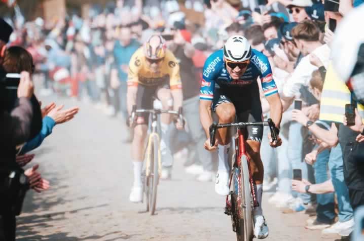Ван дер Поэль и Ван Аерт в столкновении на Paris Roubaix 2023 года.