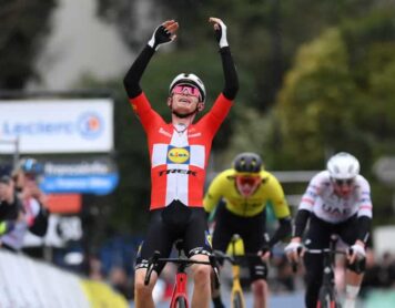 Маттиас Скьельмозе празднует победу на шестом этапе Париж-Ницца 2024