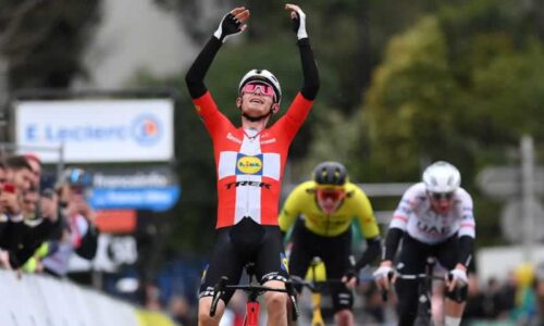 Маттиас Скьельмозе празднует победу на шестом этапе Париж-Ницца 2024