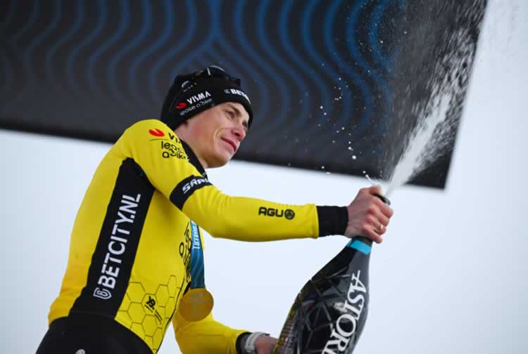 Йонас Вингегаард (Visma-Lease A Bike) празднует победу на подиуме как победитель этапа и лидер гонки
