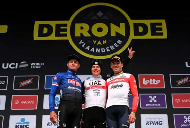 Подиум "Тура Фландрии" 2023 года (слева направо): второе место Матье ван дер Поэль (Alpecin-Deceuninck), победитель Тадей Погачар (UAE Team Emirates) и третье место Мадс Педерсен (Trek-Segafredo)
