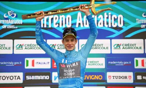 Победитель общего зачета Йонас Вингегаард (Visma-Lease A Bike) поднимает трофей Trident Race Trophy в честь победы