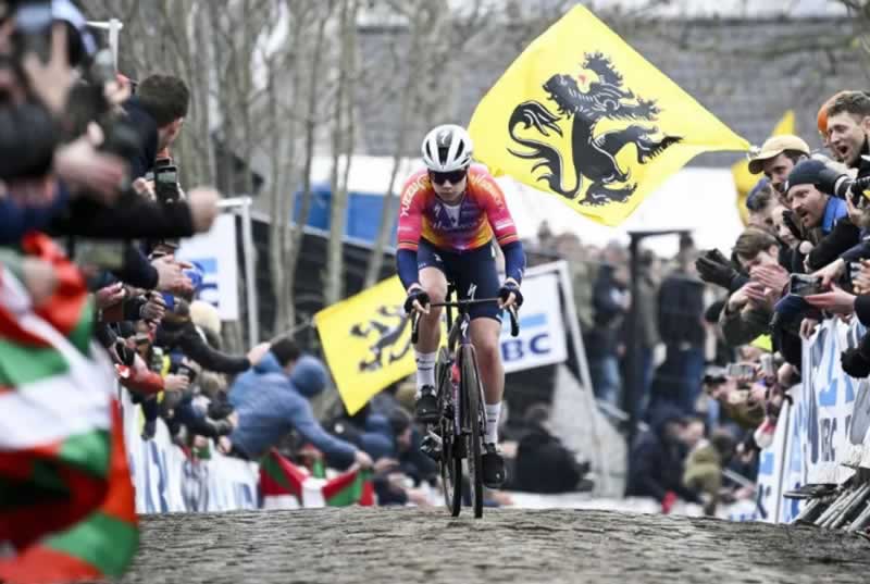Соло на Oude Kwaremont, Лотта Копецки (SD Worx) на пути к победе в женском Туре Фландрии 2023 года