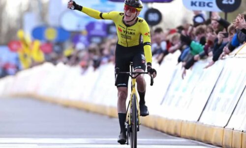Маттео Йоргенсон из команды Visma-Lease a Bike празднует победу в гонке 2024 Dwars door Vlaanderen