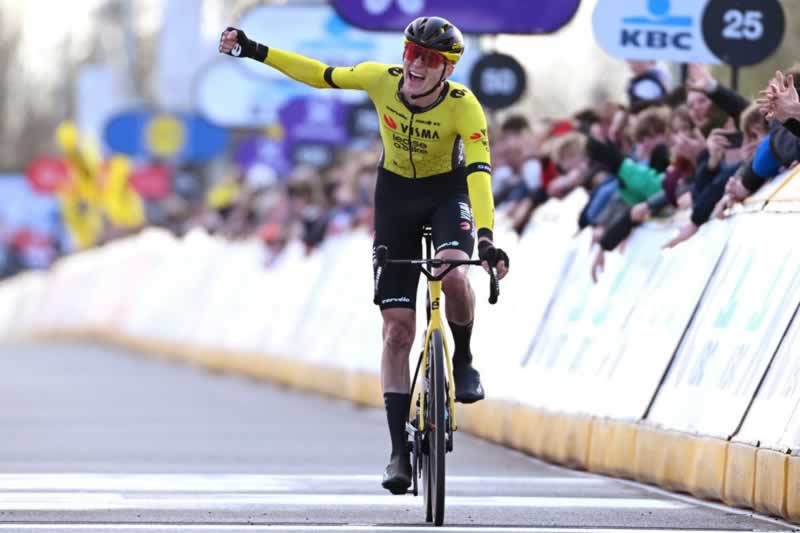 Маттео Йоргенсон из команды Visma-Lease a Bike празднует победу в гонке 2024 Dwars door Vlaanderen