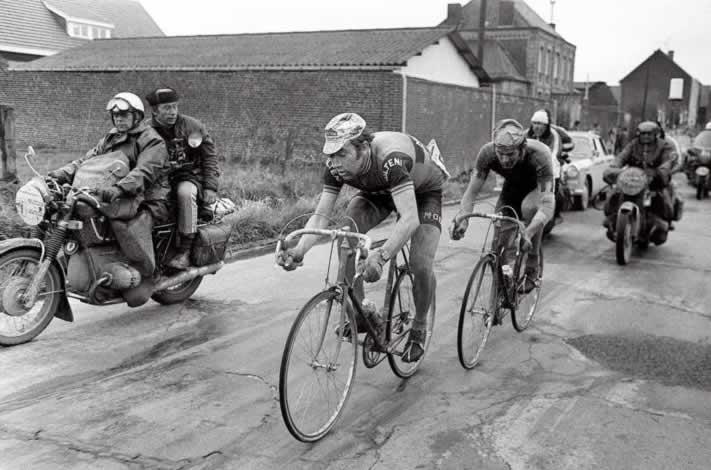 Мир был черно-белым, когда Меркс и Де Влаэминк - на фото в Рубе 1973 года - устроили хаос на монументах.