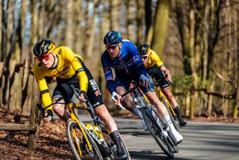 Йоргенсон на пути к победе на Dwars door Vlaanderen 2024.