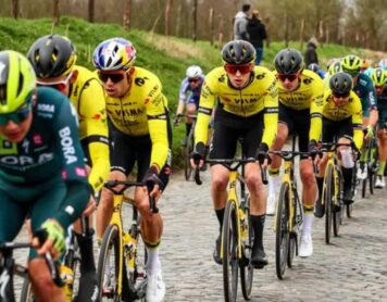 Вут ван Аерт (третий в очереди) соревнуется с товарищами по команде Visma-Lease a Bike Тиесом Бенутом и Маттео Йоргенсоном во время соревнований 2024 Dwars door Vlaanderen