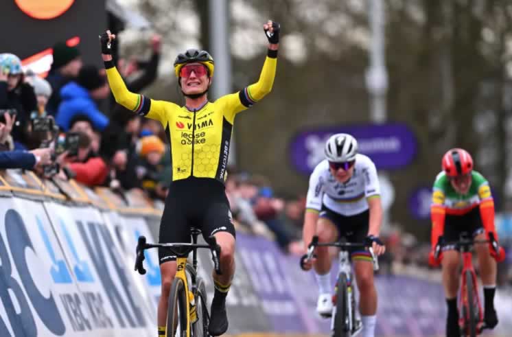 Марианна Вос (Visma-Lease A Bike) одержала победу на Omloop Het Nieuwsblad