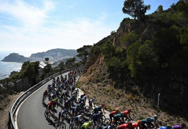 Пелотон проносится по потрясающим прибрежным дорогам во время первого этапа Volta Ciclista a Catalunya 2024