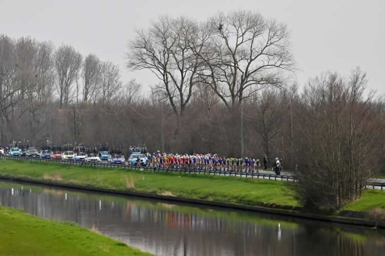 Пелотон на первых километрах гонки Классик Брюгге-Де Панне 2024 года