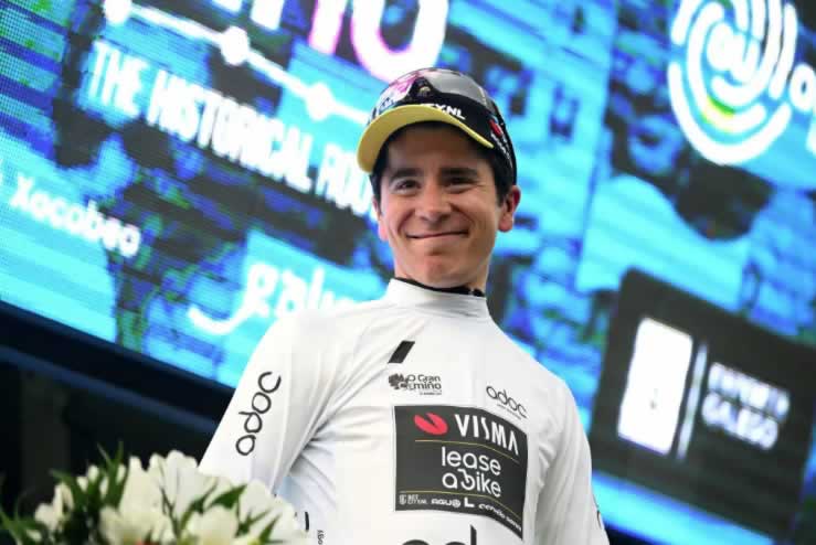 Циан Уйтдебрукс радуется победе в зачете молодых гонщиков на O Gran Camiño