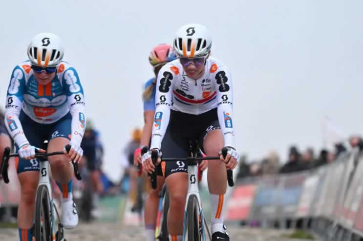 Пфайффер Георги пересекает финишную черту на гонке Ronde van Drenthe