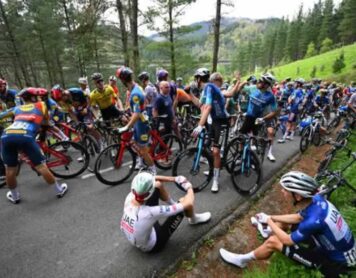 Этап 4 в Стране Басков Ицулия: гонщики в нейтрализованном пелотоне ждут возобновления гонки после аварии