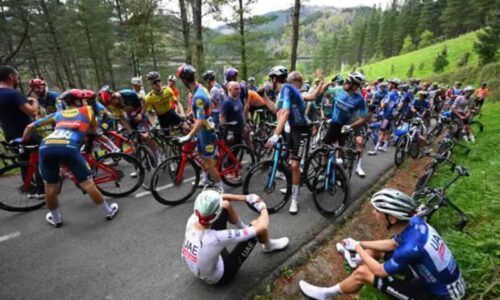 Этап 4 в Стране Басков Ицулия: гонщики в нейтрализованном пелотоне ждут возобновления гонки после аварии