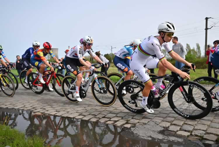 Пфайффер Георги и Лотта Копецки соревнуются при прохождении булыжного сектора Hornaing a Wandignies во время Paris-Roubaix 2024