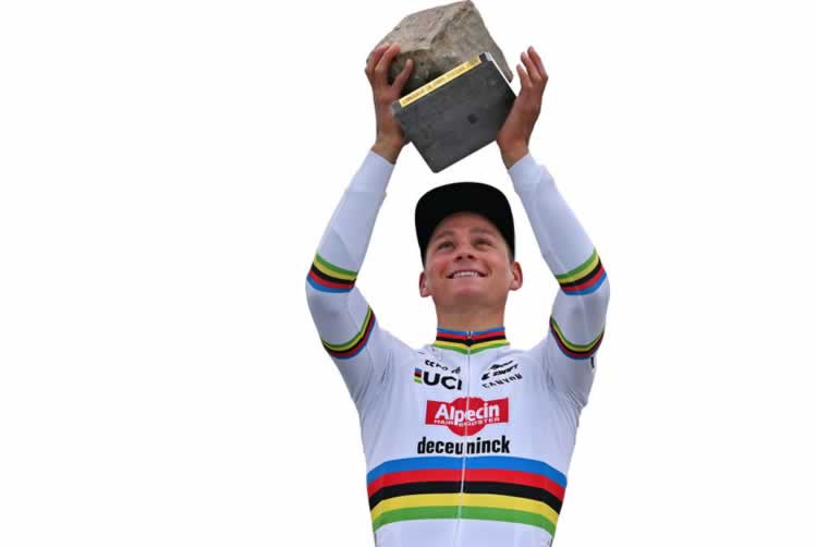 Матье ван дер Поэль празднует победу на подиуме с трофеем Cobblestone Trophy во время 121-й гонки Paris-Roubaix 2024