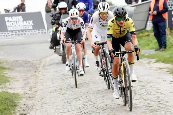 Марианна Вос возглавляет победный отрыв на Paris-Roubaix Femmes