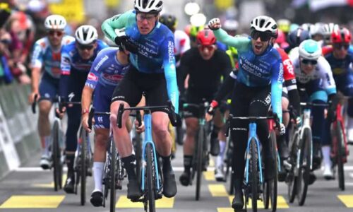 Тур Романдии 2024: Дориан Годон из команды Decathlon AG2R La Mondiale побеждает на первом этапе, его товарищ по команде Андреа Вендраме (справа) идет вторым