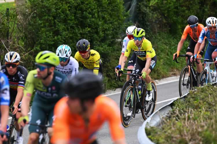 Лидер гонки Примож Роглич из команды Bora-Hansgrohe едет в желтой майке лидера 