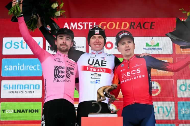 Подиум 2023 Amstel Gold Race (слева направо); второе место Бен Хили (EF Education-EasyPost), победитель Тадей Погачар (UAE Team Emirates) и третье место Томас Пидкок (Ineos Grenadiers) (Фото: Getty Images)