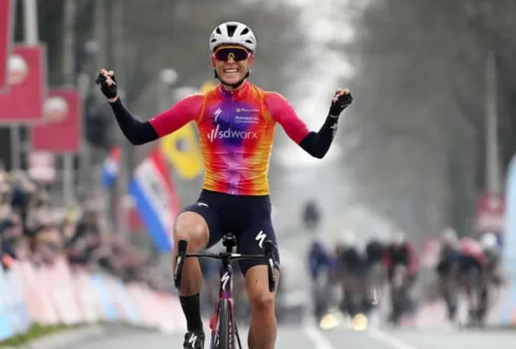 Деми Воллеринг (SD Worx) выиграла гонку Amstel Gold Ladies Edition 2023