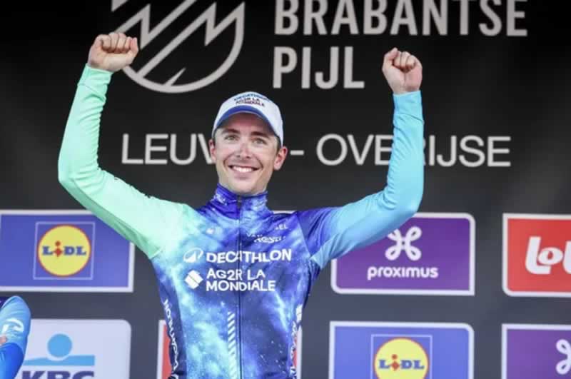Бенуа Коснефруа празднует победу в гонке Brabantse Pijl
