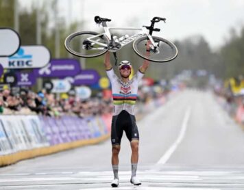 Матье ван дер Поэль поднимает в воздух свой спонсорский "Каньон", празднуя победу на "Туре Фландрии 2024"