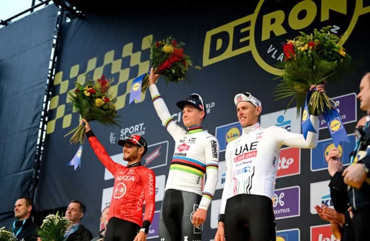 Лука Моццато на втором месте, победитель гонки Матье ван дер Поэль и Нильс Политт на третьем месте на Туре Фландрии 2024