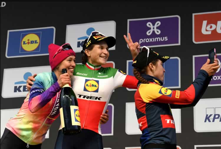 Элиза Лонго Боргини выиграла Тур Фландрии 2024 года, Кася Нивиадома стала второй, а Ширин ван Анруа - третьей