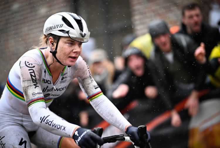 Лотта Копецки (SD Worx - Protime) борется со стихией на женской велогонке "Тур Фландрии 2024"