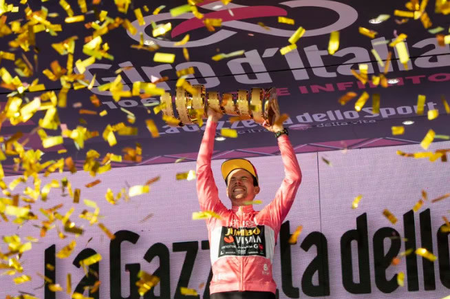 Примож Роглич в розовой майке на Джиро д'Италия