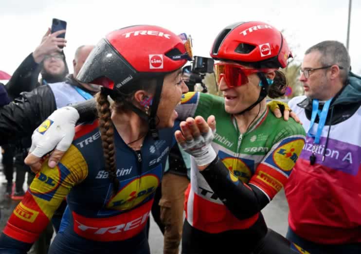 Ширин ван Анруа и Элиза Лонго Боргини из команды Lidl-Trek радуются своим местам на подиуме на Туре Фландрии 2024