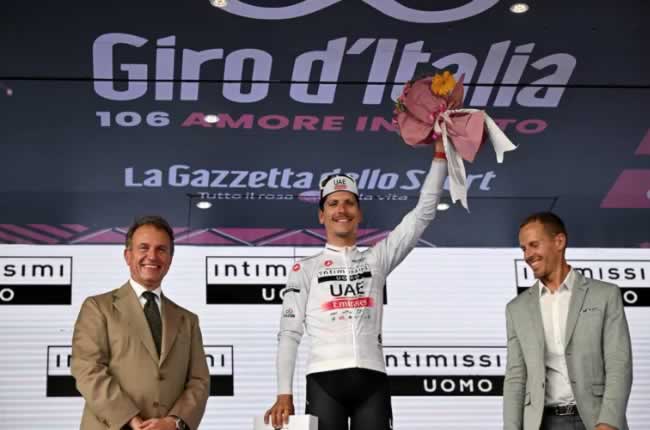 Жуан Алмейда в белой майке на Джиро д'Италия