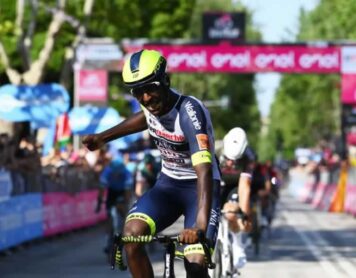 Биньям Гирмай одерживает победу на этапе Джиро д'Италия 2022 в Йези.
