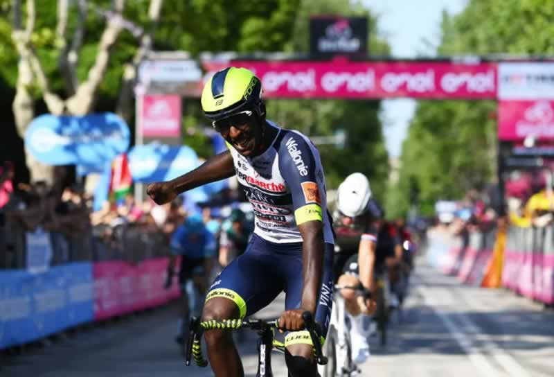 Биньям Гирмай одерживает победу на этапе Джиро д'Италия 2022 в Йези.