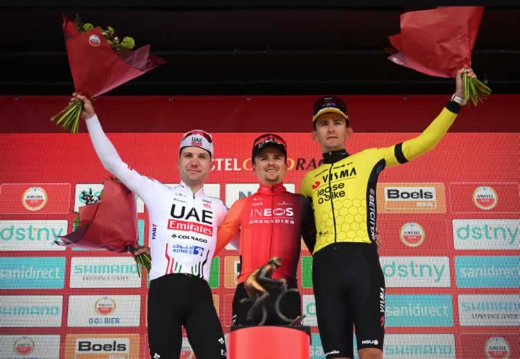 Подиум 2024 Amstel Gold Race (слева направо): второе место Марк Хирши (UAE Team Emirates), победитель Том Пидкок (Ineos Grenadiers) и третье место Тиесж Бенут (Visma-Lease a Bike)