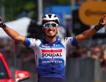 Джулиан Алафилиппе празднует победу на 12-м этапе "Джиро д'Италия 2024"