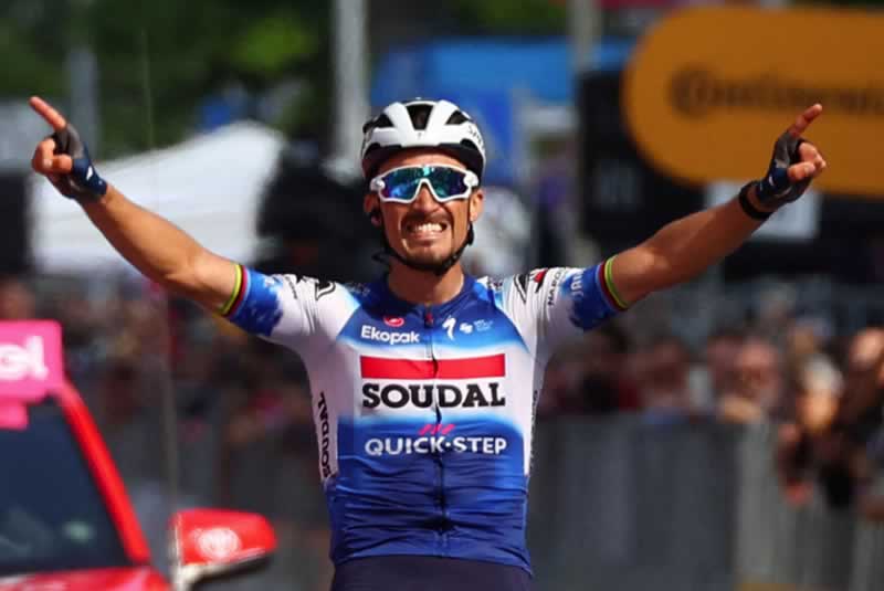 Джулиан Алафилиппе празднует победу на 12-м этапе "Джиро д'Италия 2024"