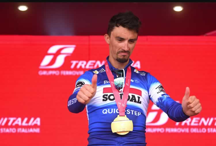 Джулиан Алафилиппе поднимает большие пальцы после победы на 12-м этапе "Джиро д'Италия 2024"